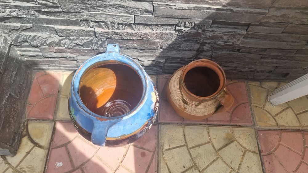 Vase mari  vechi din lut in stare impecabila