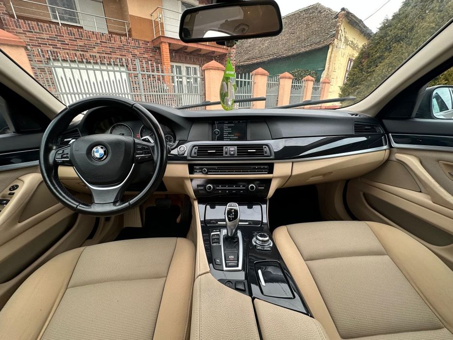 Bmw f10 520i 2.0 benzina an 2012 automat unic proprietar fiscal pe loc 

Dublu Climatronic functional 
Padele volan
Sistem start stop
Faruri bi-xenon