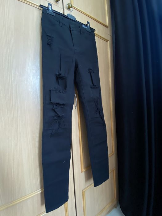 Blugi skinny negri rupti H&M femei