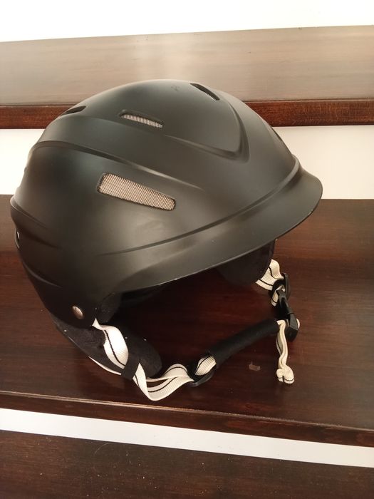 Ски каскa-цвят черен