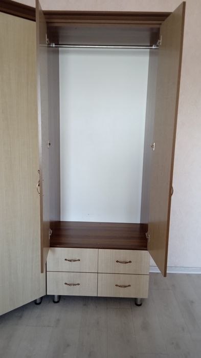 Шкаф высокий продам