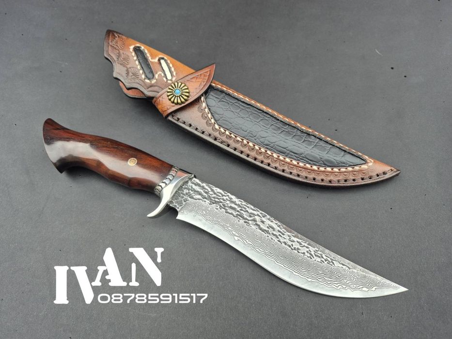 Японски ловен нож от дамаска стомана с  VG10 сърцевина и кожена кания