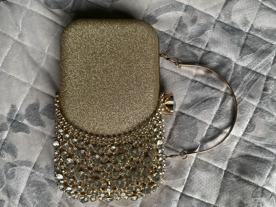 Продам золотистый модный клатч