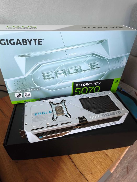 Vand GIGABYTE GeForce RTX 5070 EAGLE OC ICE SFF 12GB GDDR7 192-bit DLSS 4.0 (noua, 36 luni garantie)