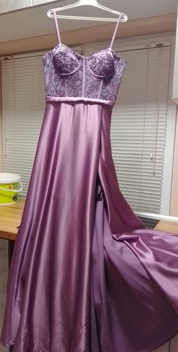 Дълги рокли + къса червена рокля с голи рамене