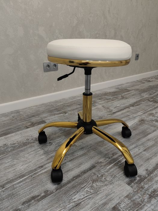 Прдам для салона мебель