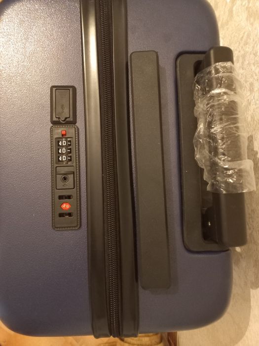 Продам чемодан на колёсиках