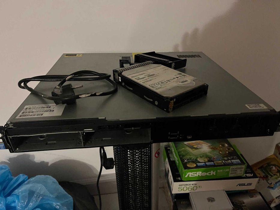 Vand server  Server HP ProLiant DL320e Gen8 cu SAS Hdd western digital 8 TB