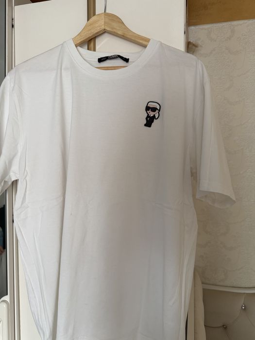 Много тениски на Hugo, karl lagerfeld, balmain