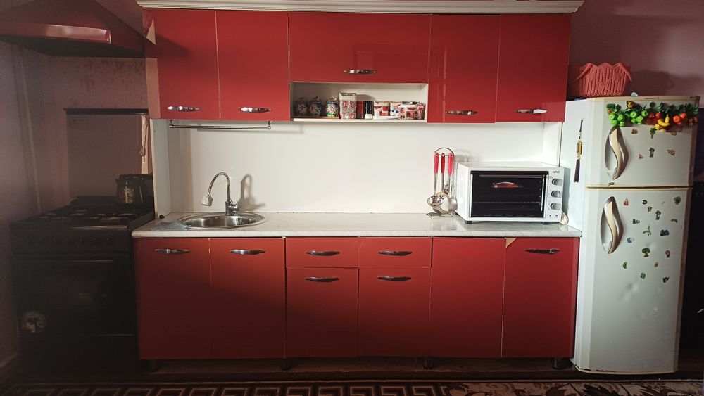 Kuxni garnitur sotiladi