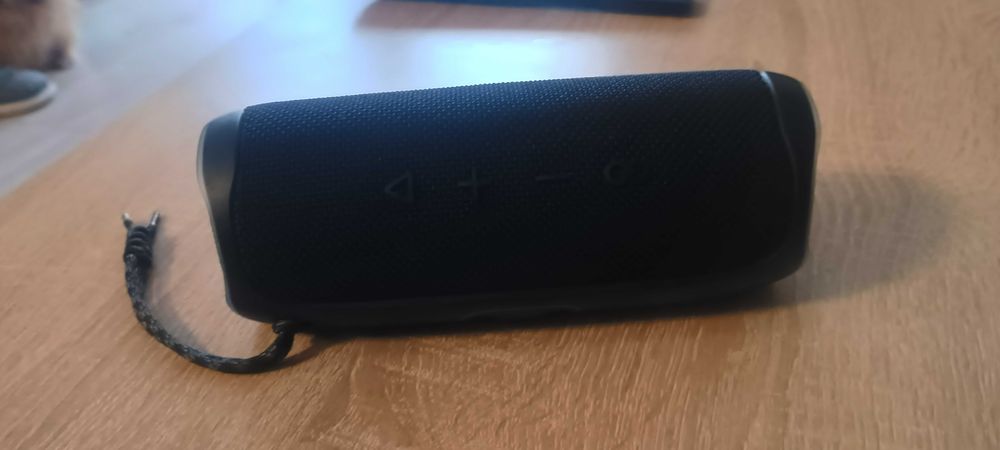 Продавам  колонка jbl Flip 5