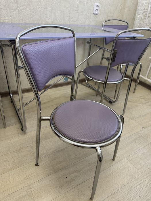 Продаю стол со стульями