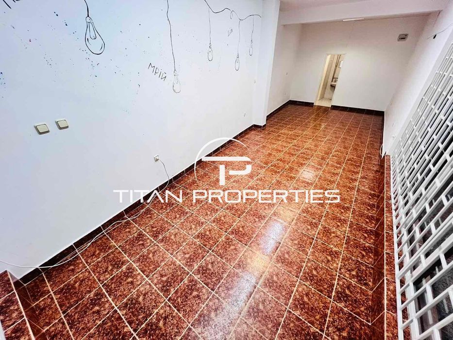 Дава се под наем Магазин в Бургас, Център - 45 кв.м за 398.82 € - Снимка #1