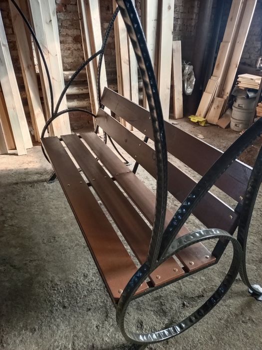 Лавочка с крышей