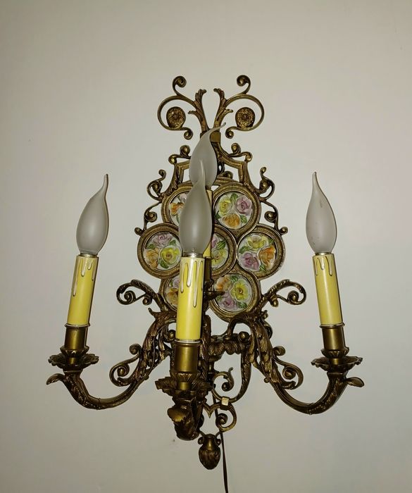 Pereche aplice din bronz masiv cu flori din portelan Capodimonte