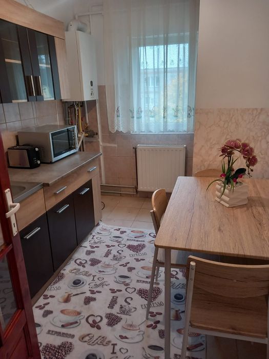 Inchiriez apartament 3 camere zona Lipivei