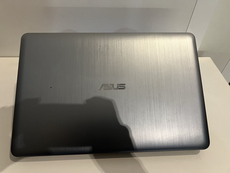 Два лаптопа Asus i Lenovo