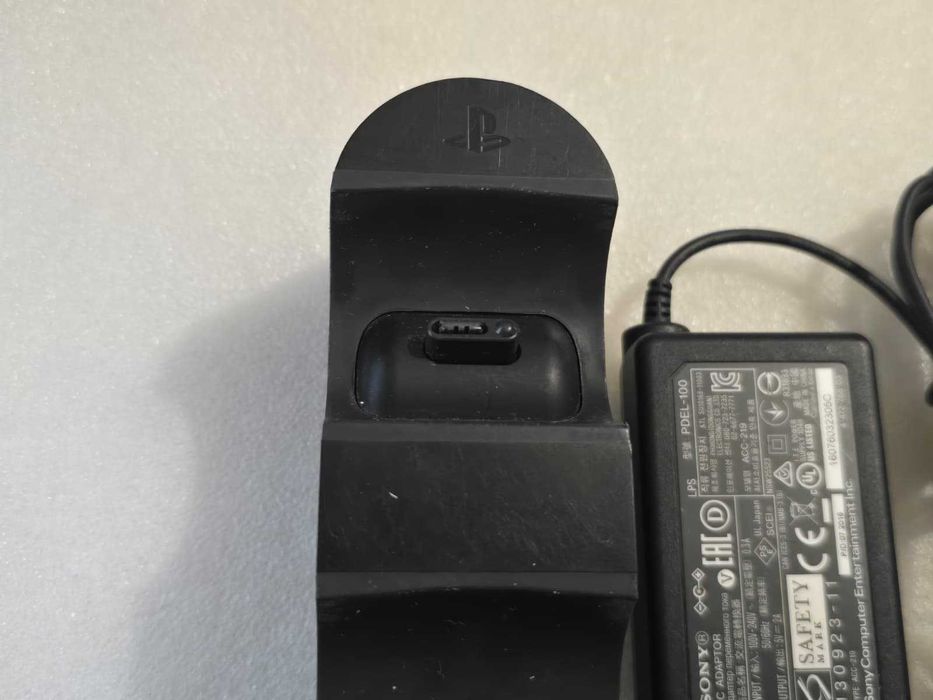Stație de încărcare originala Sony PlayStation 4 (CUH-ZDC1), Alimentator Inclus