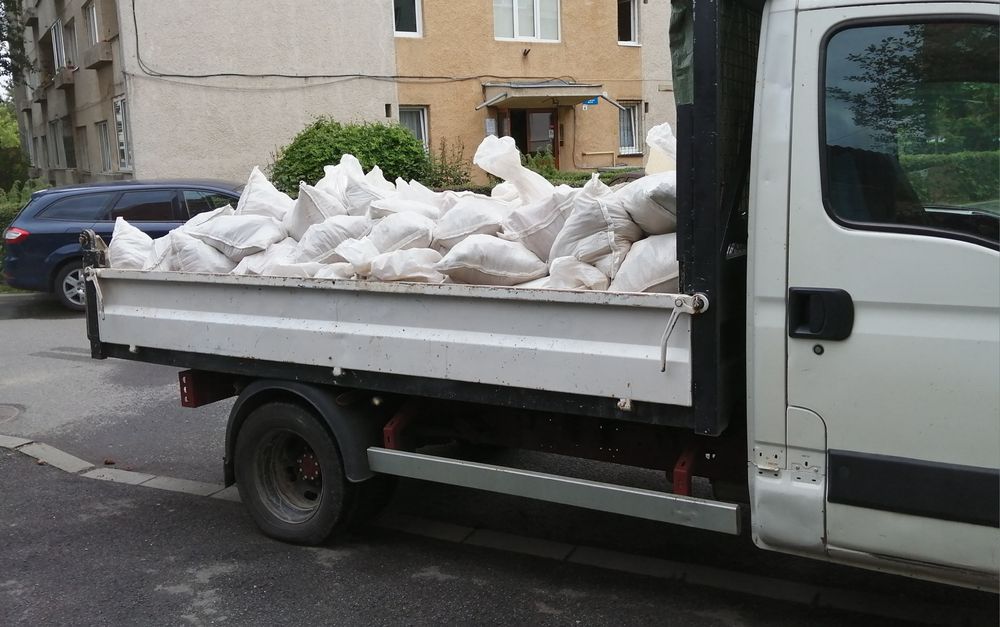 Transport moloz vărsat sau în saci