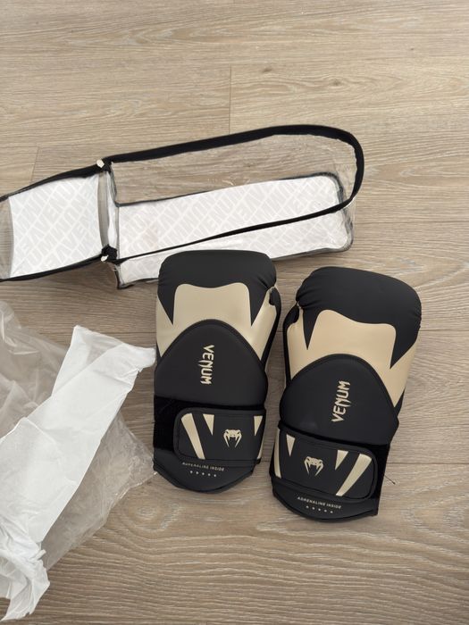 Manusi de box Venum noi