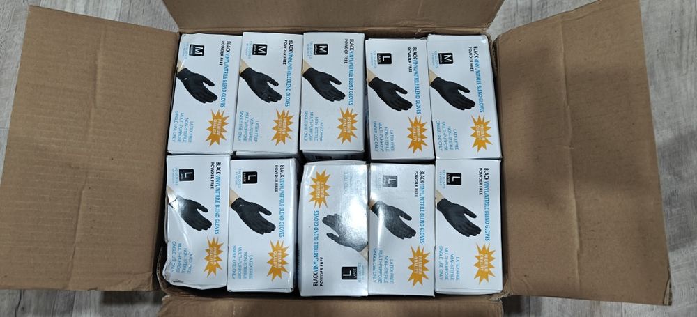 Черные перчатки виниловые нитриловые