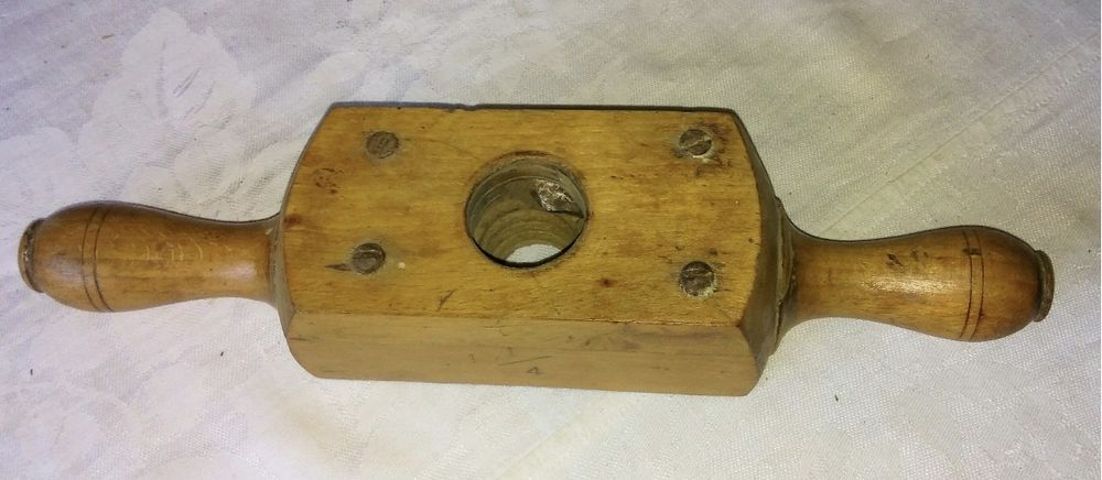 Продавам дърводелски тезгях, и профилни  рендета.