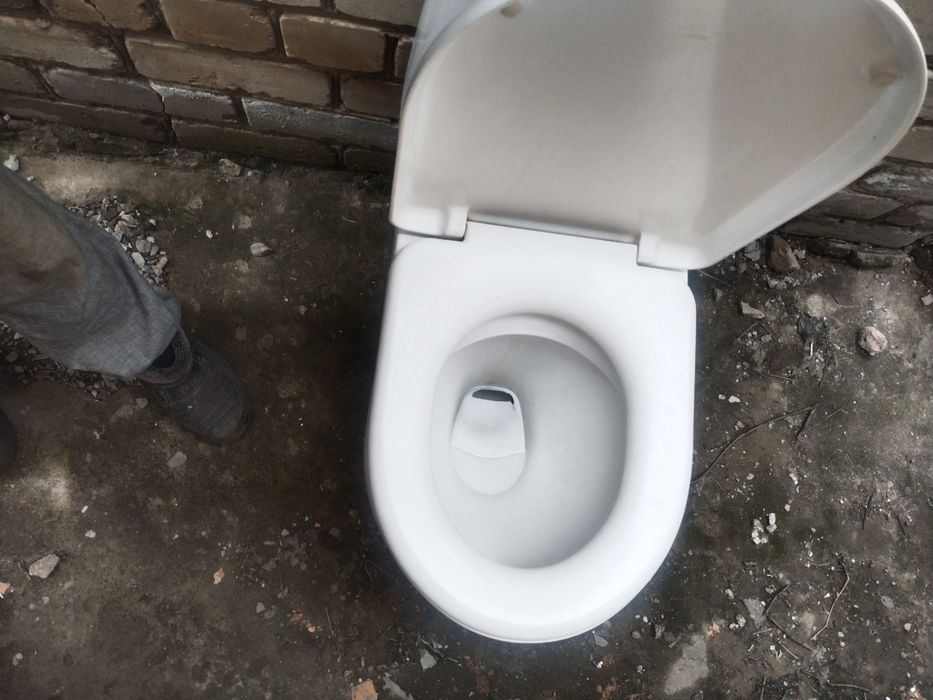 Отдам б/у унитаз