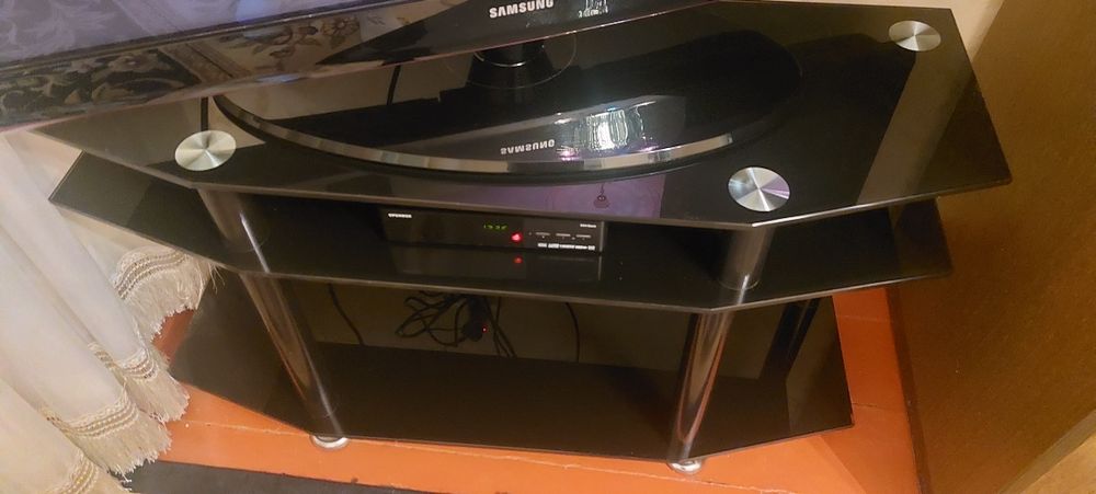 Столик из тёмного стекла под телевизор!