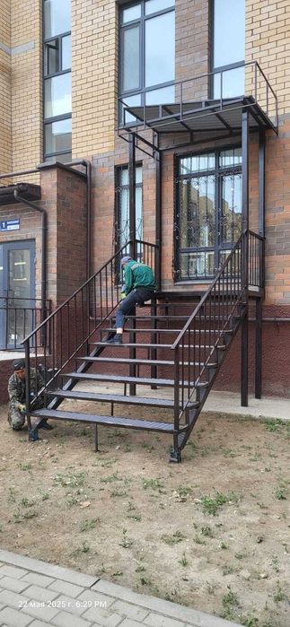 Продам наружную металлическую лестницу.