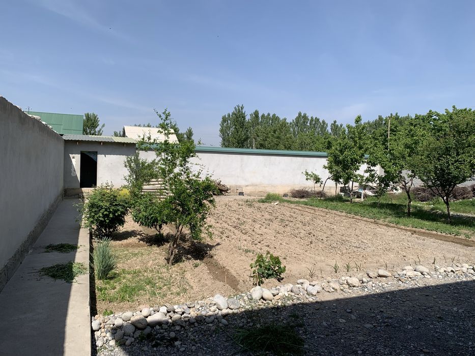 6 Sotixli hovli uy sotiladi.