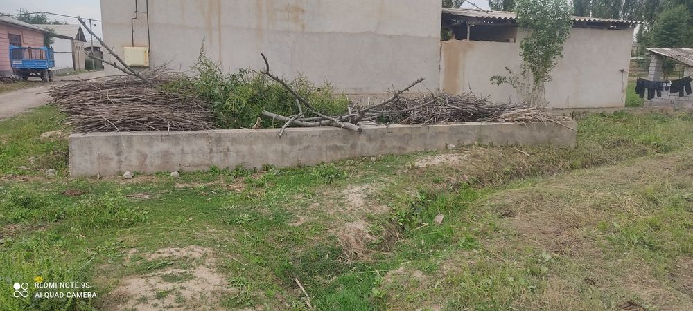 12 sotix yer sotiladi