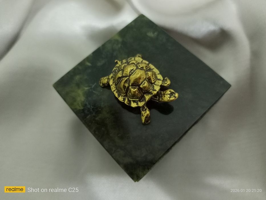 Шкатулка из змеевика.