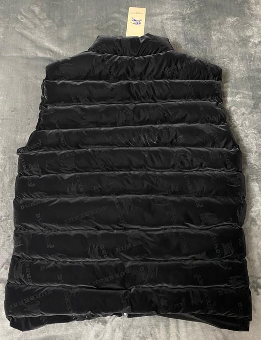 Vând vesta noua de bărbați Burberry