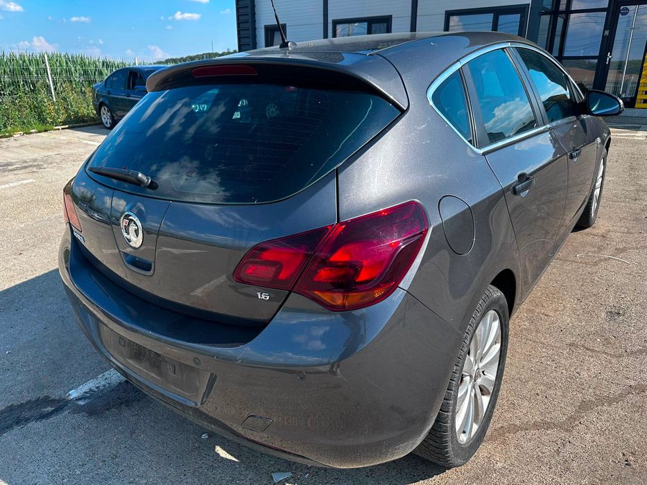Dezmembrez Opel astra j 2013 1.6 benzina A16XER hatchback Gri - gal z177