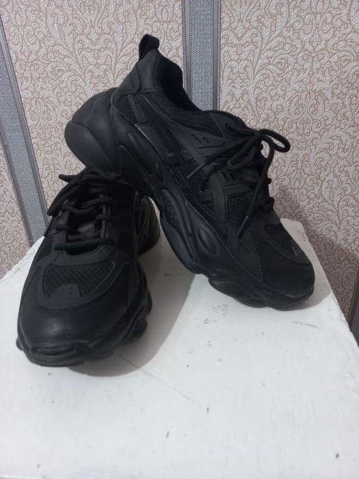 Продаются кросовки  черного цвета