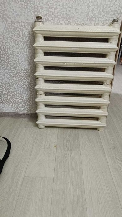 Чугунный радиатор отопления в хорошем состоянии