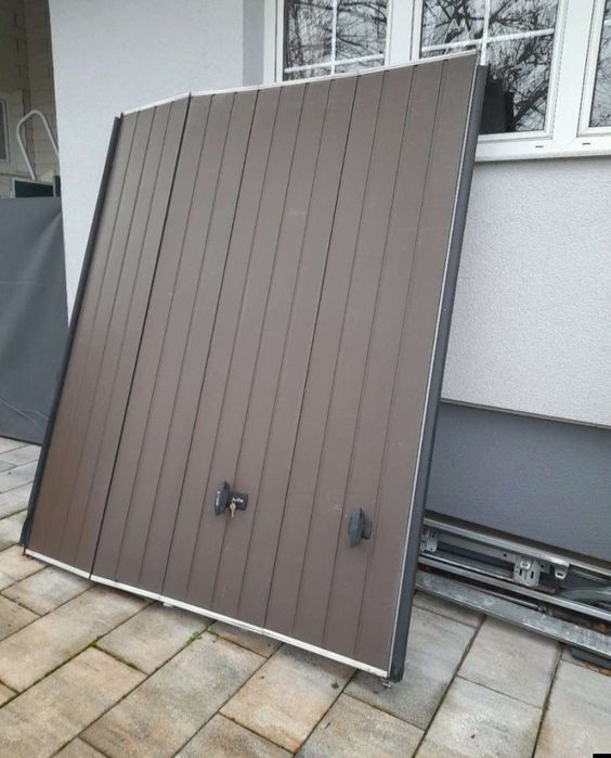 Uși de garaj cu motor