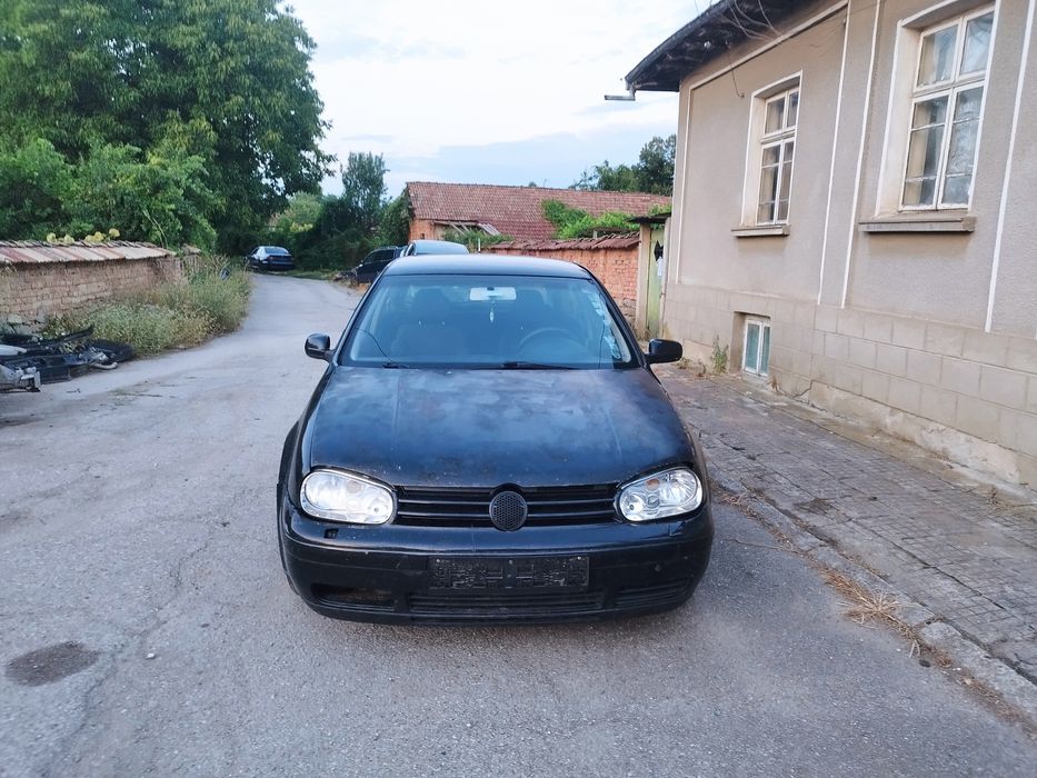 Продавам голф 4 1.9 116 6 скорости на части