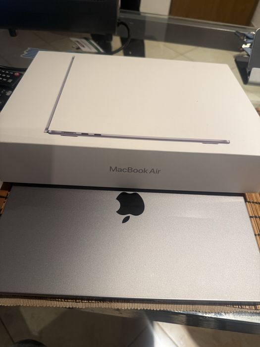 Macbook air 13,6 inch cu chip M2 apple,256 gb Ssd,ca nou,100% baterie