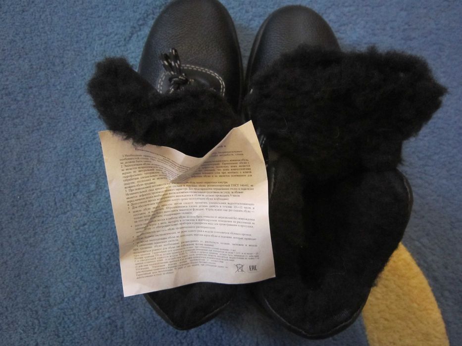 Продам спец ботинки зимние 45 размер.