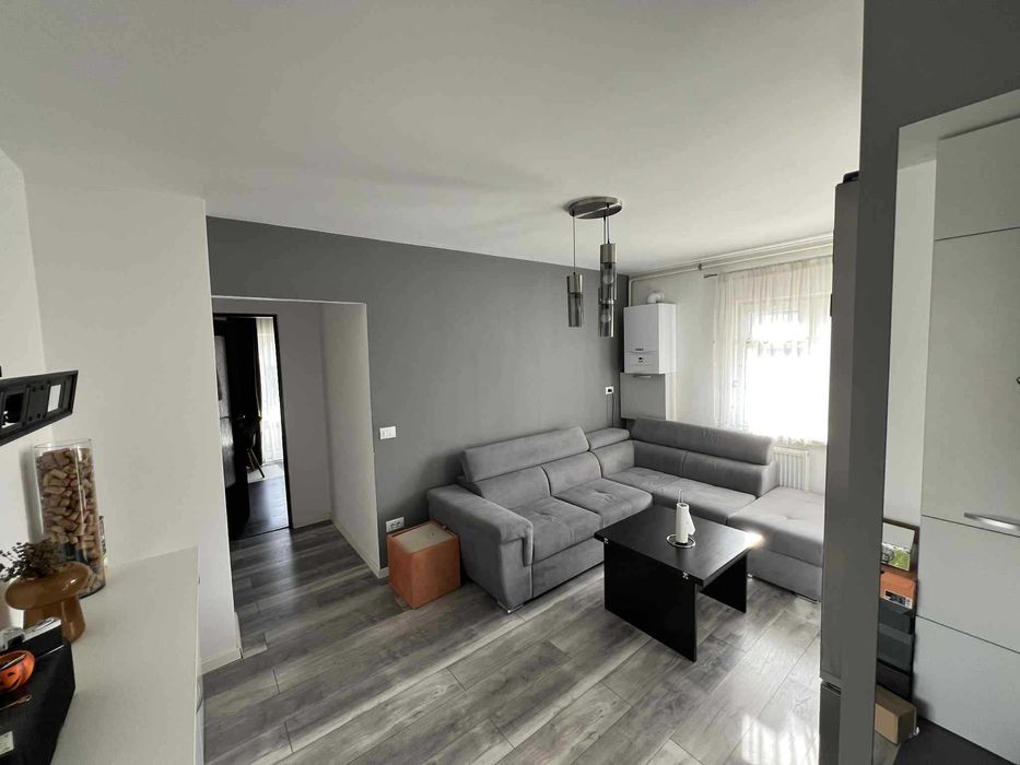 Persoana fizica: Apartament 2 dormitoare decomandate + living cu buc