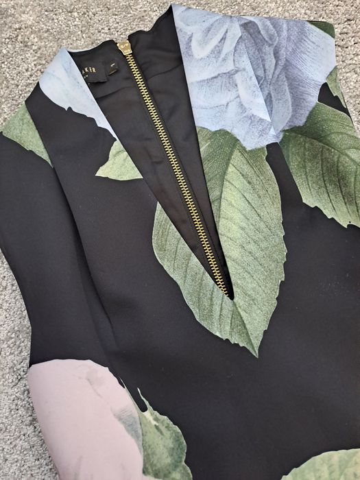 Ted Baker, Sisley рокли