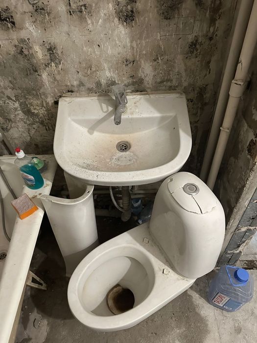 Ванна , унитаз, умывальник