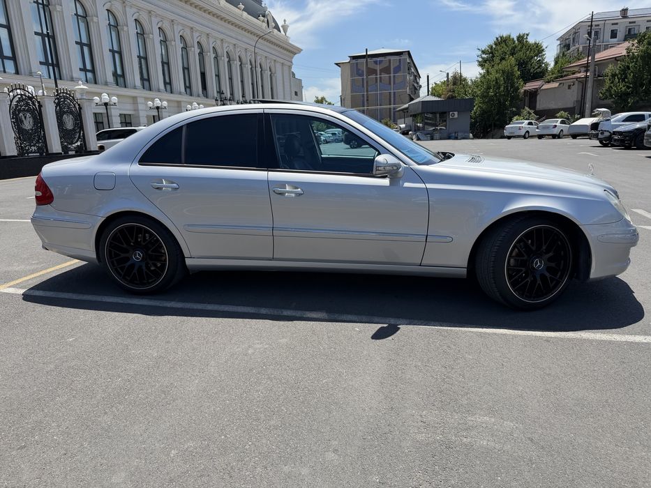 Mercedes-Benz E320 W211