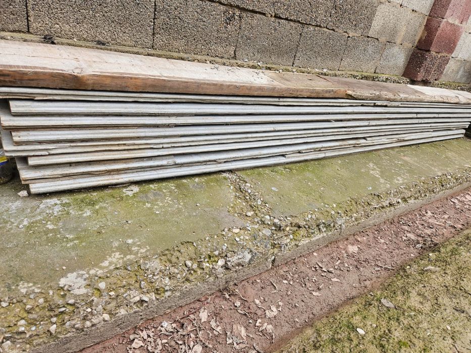 Стол и стулья продается