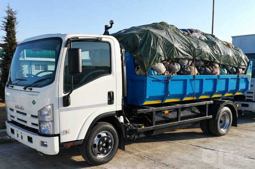 Вывоз строительного мусора самосвалом Isuzu.