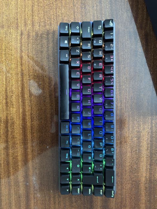 Продавам геймърка клавиатура asus rog Falchion