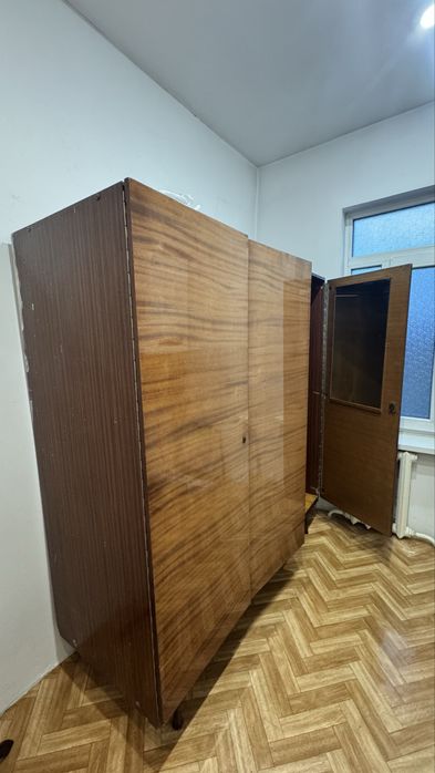 Шкаф, комод и вешалка