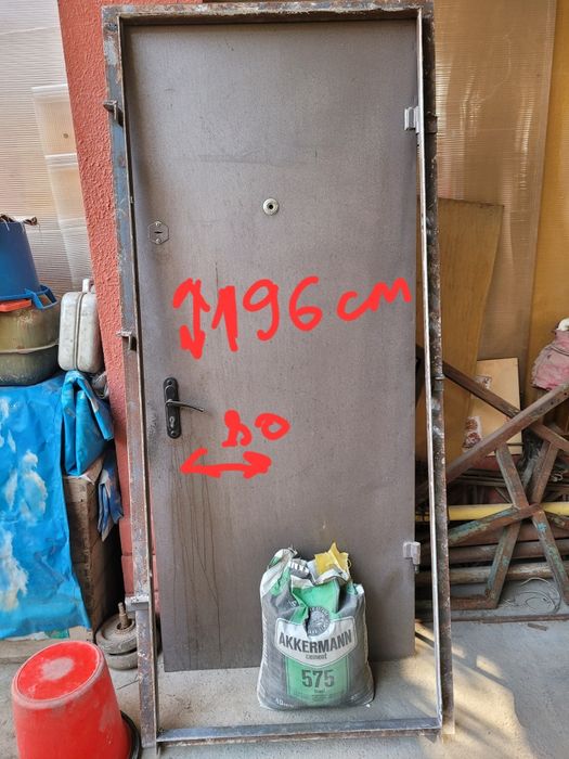 Продаётся  железная дверь б/ у