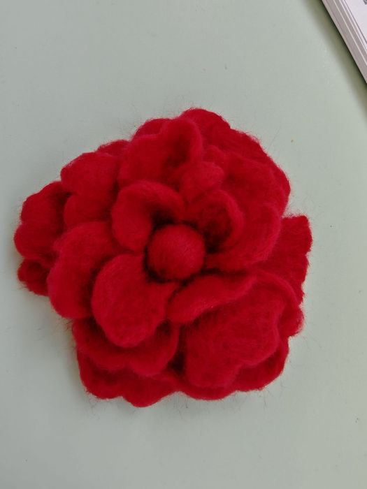 Broșe Handmade din Lână Împâslită – Modele Unice și Delicate